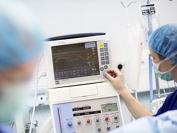 Una persona che utilizza un dispositivo medico.