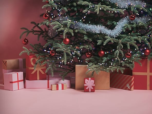 Un albero di Natale con i regali.