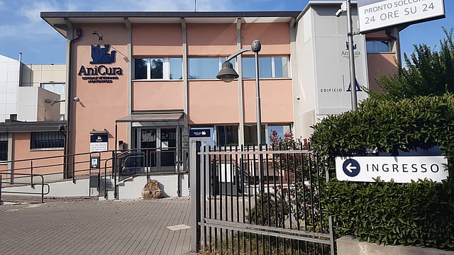 Un edificio con cancello e insegna.