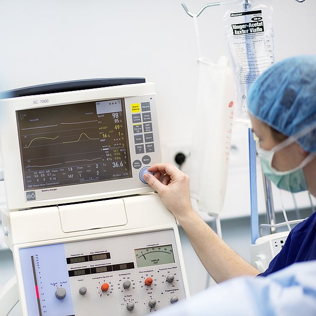 Una persona che utilizza un dispositivo medico.