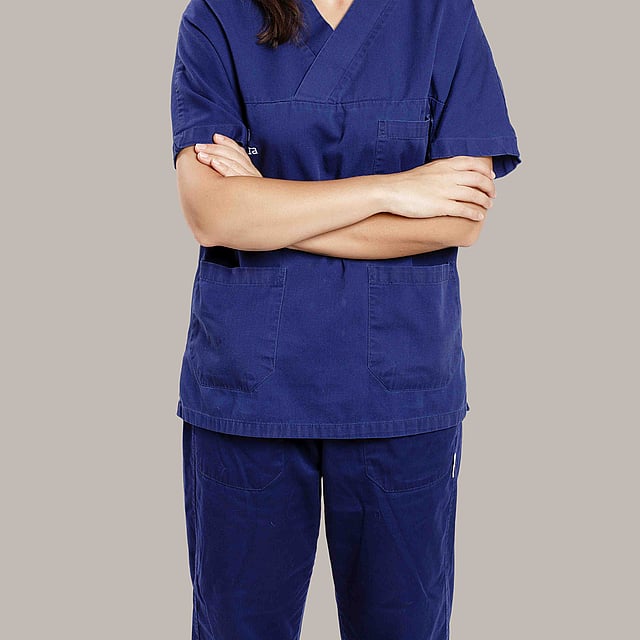 Una persona in camice blu.