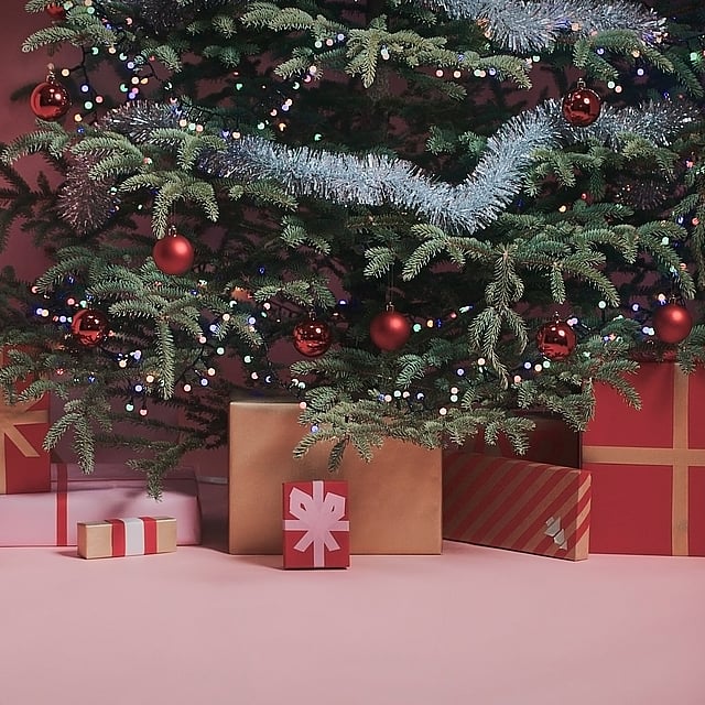 Un albero di Natale con i regali.