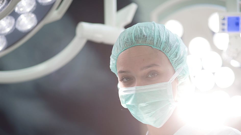 Una persona che indossa una maschera e un berretto.