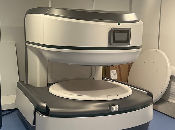 Una macchina in una stanza.