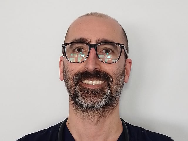 Una persona che indossa un camice e uno stetoscopio al collo.