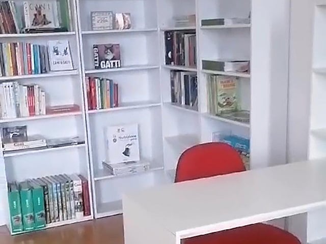 Una sedia e una scrivania in una stanza.