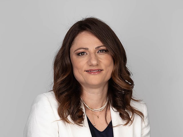 Una persona in giacca bianca.