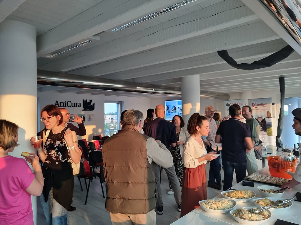 Un gruppo di persone in piedi intorno a un tavolo pieno di cibo.