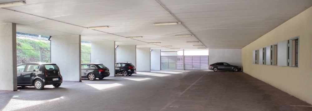 Un garage con auto parcheggiate.